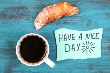 Kahve, taze kruvasan ve kağıt kartı