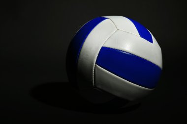 siyah arka plan üzerine voleybol topu
