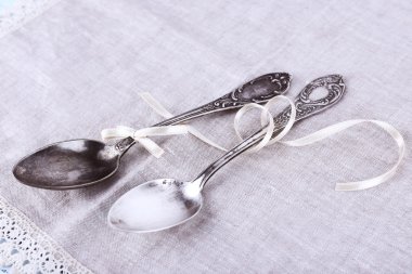 Beyaz kumaş zemin üzerine metal kaşık