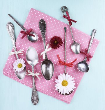 Pembe polka dot peçete ahşap arka plan üzerinde üzerinde metal kaşık
