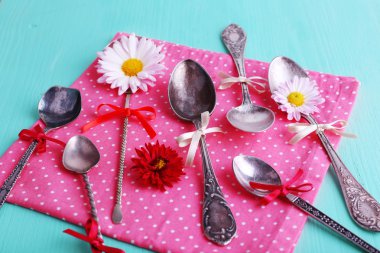 Pembe polka dot peçete ahşap arka plan üzerinde üzerinde metal kaşık