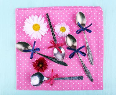 Pembe polka dot peçete ahşap arka plan üzerinde üzerinde metal kaşık