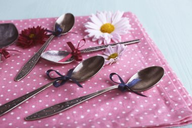 Pembe polka dot peçete ahşap arka plan üzerinde üzerinde metal kaşık