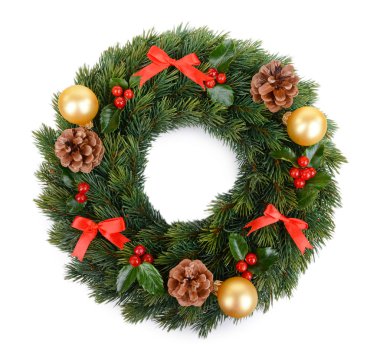 Noel beyaz izole ökseotu ile dekoratif çelenk yapraklar