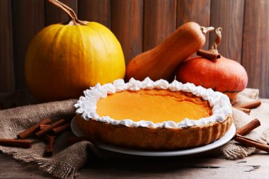 Ev yapımı balkabağı turtası.