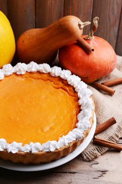 Ev yapımı balkabağı turtası.