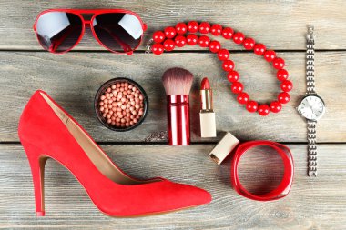 Temel moda kadın nesneler üzerinde ahşap arka plan