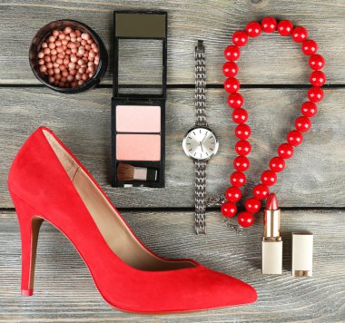 Temel moda kadın nesneler üzerinde ahşap arka plan