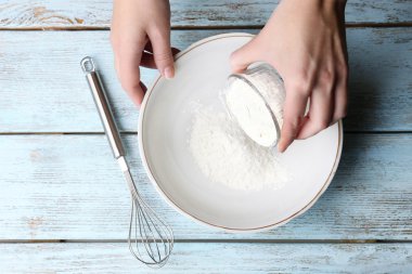 Kase içinde malzemeyi karıştırma