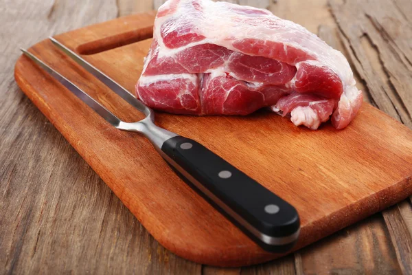 Carne cruda en la mesa — Foto de Stock