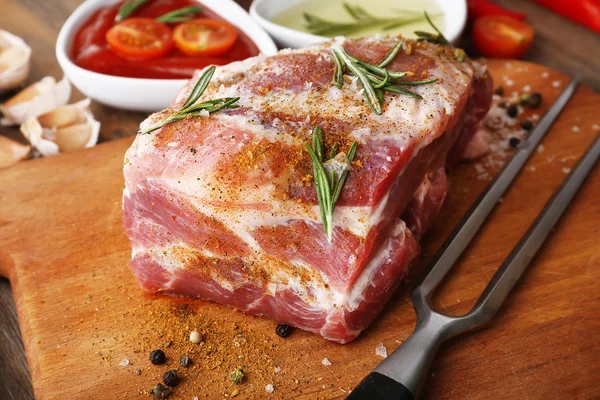 Carne crua na mesa — Fotografia de Stock