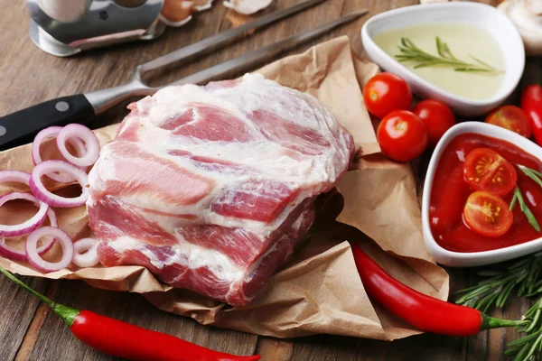 Rauw vlees op tafel — Stockfoto