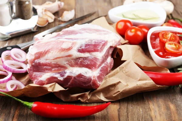 Carne crua na mesa — Fotografia de Stock