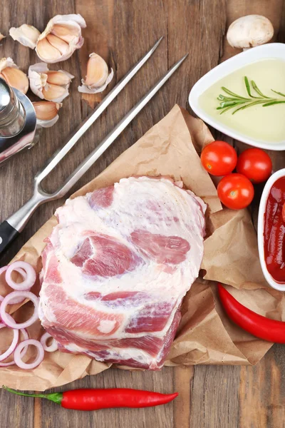 Rohes Fleisch auf dem Tisch — Stockfoto