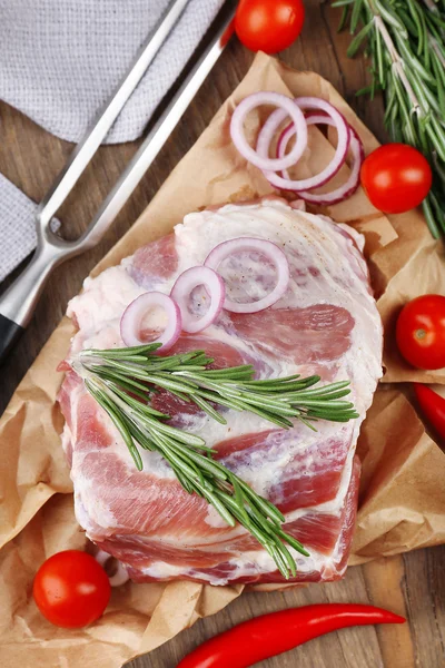 Rått kött på bordet — Stockfoto