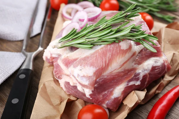 Carne crua na mesa — Fotografia de Stock