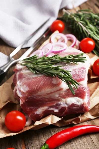 Rohes Fleisch auf dem Tisch — Stockfoto