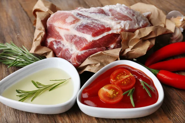 Carne cruda en la mesa —  Fotos de Stock