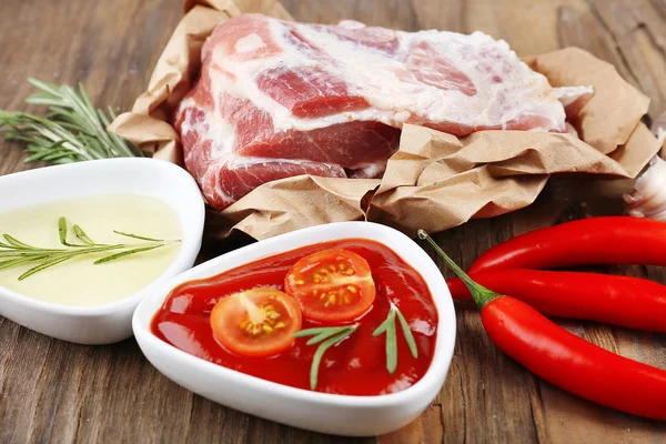 Carne cruda en la mesa —  Fotos de Stock