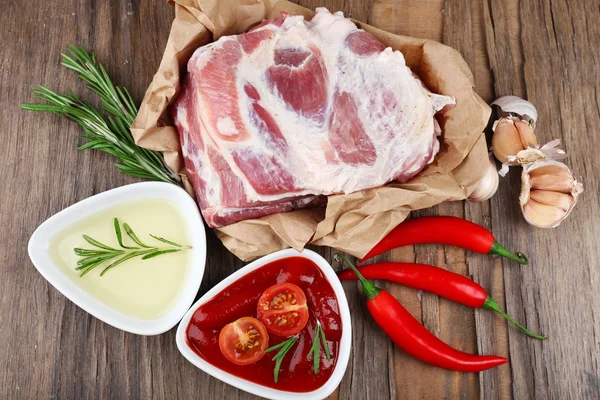 Rohes Fleisch auf dem Tisch — Stockfoto