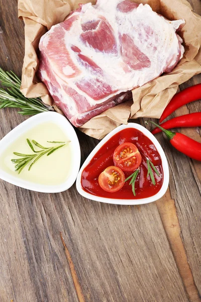 Surowe mięso na stole — Zdjęcie stockowe