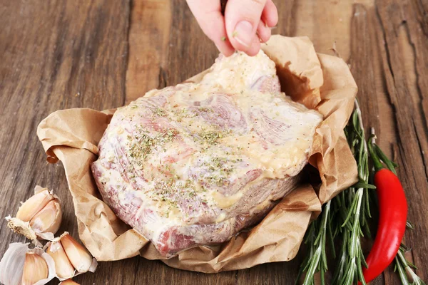 Carne crua na mesa — Fotografia de Stock