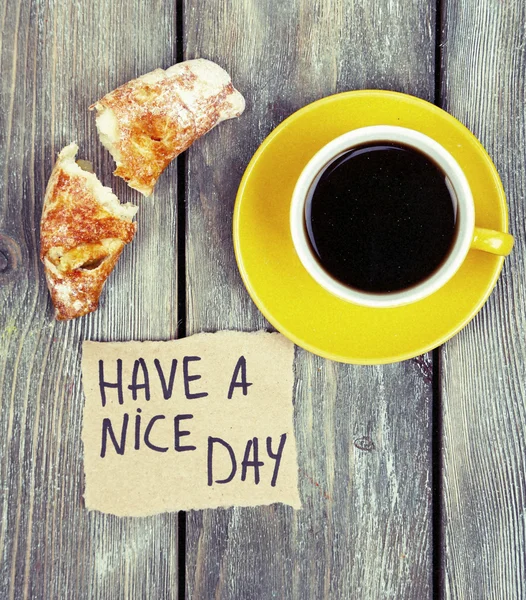 Кофе, свежий круассан и бумажная открытка — стоковое фото