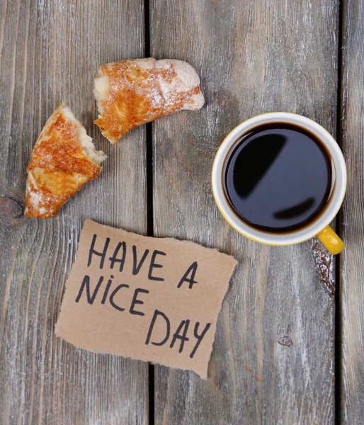 Café, croissant fresco y tarjeta de papel —  Fotos de Stock