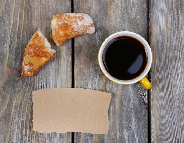 Coffee, fresh croissant and paper card — Stock Photo, Image