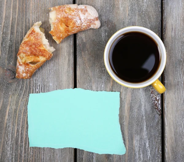 Café, croissant frais et carte de papier — Photo