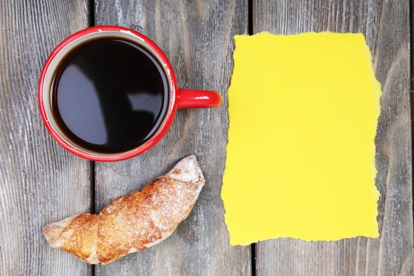 Kawa, świeże rogaliki i karty papieru — Zdjęcie stockowe