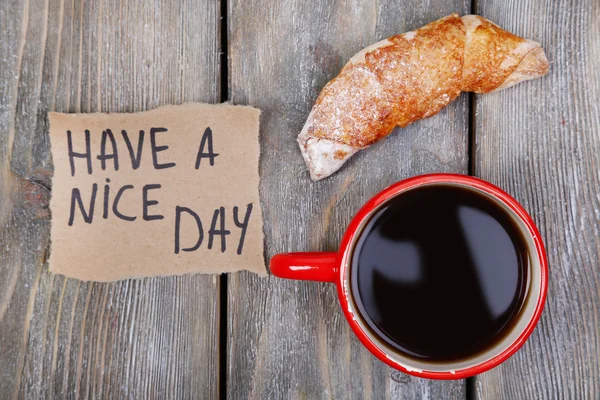 Café, croissant fresco y tarjeta de papel — Foto de Stock