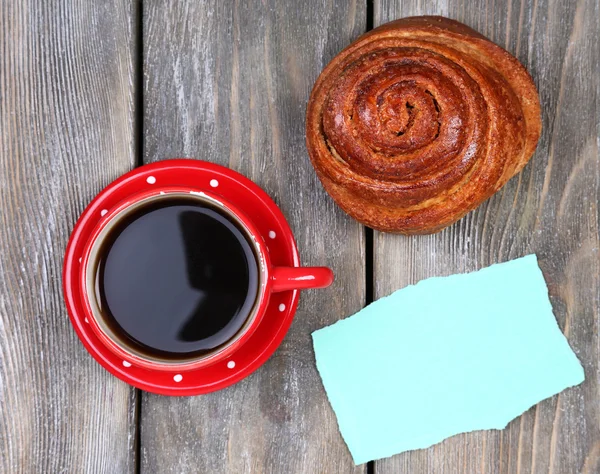 Composição de café, pão fresco e cartão de papel sobre fundo de madeira — Fotografia de Stock