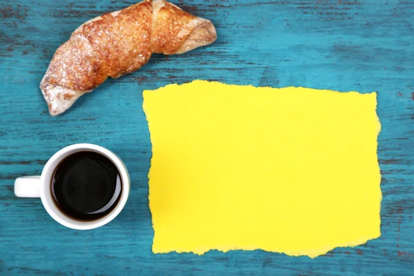 Café, croissant fresco y tarjeta de papel — Foto de Stock