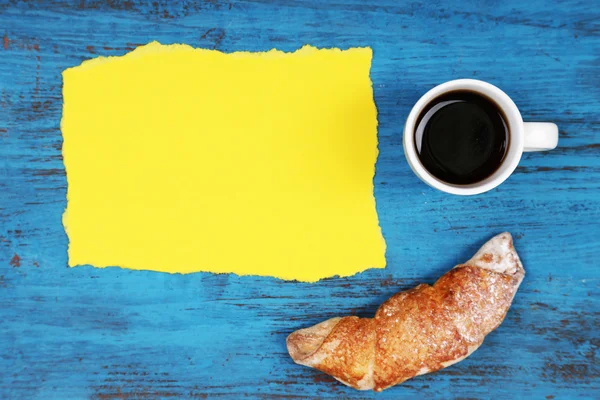 Café, croissant fresco y tarjeta de papel — Foto de Stock