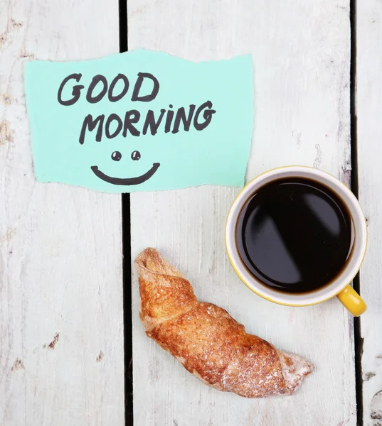 Koffie, verse croissants en papier kaart — Stockfoto