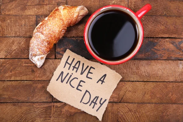 Café, croissant fresco y tarjeta de papel — Foto de Stock