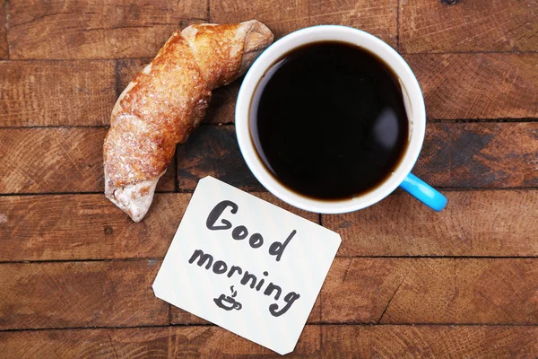 Kaffee, frisches Croissant und Papierkarte — Stockfoto