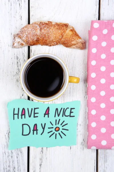 Café, croissant frais et carte de papier — Photo