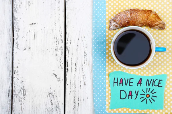 Café, croissant frais et carte de papier — Photo