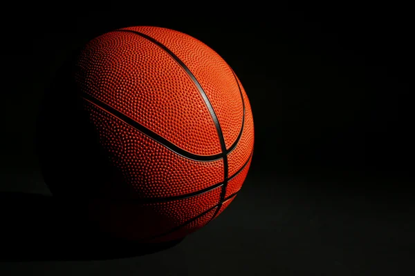 Basketball auf schwarzem Hintergrund — Stockfoto