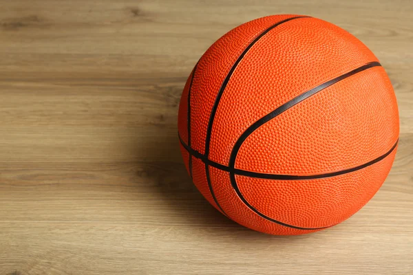 Ballon de basket sur fond en bois — Photo