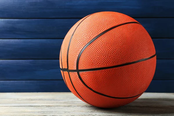 Bola de basquete no fundo de madeira — Fotografia de Stock