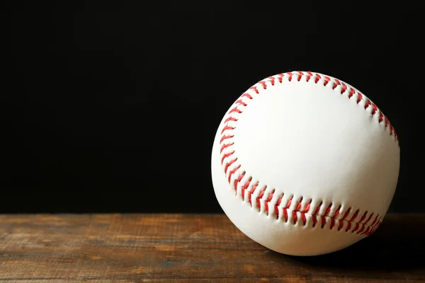 Balle de baseball sur fond noir — Photo