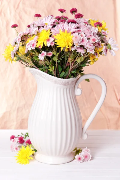 Lindas flores em jarro — Fotografia de Stock