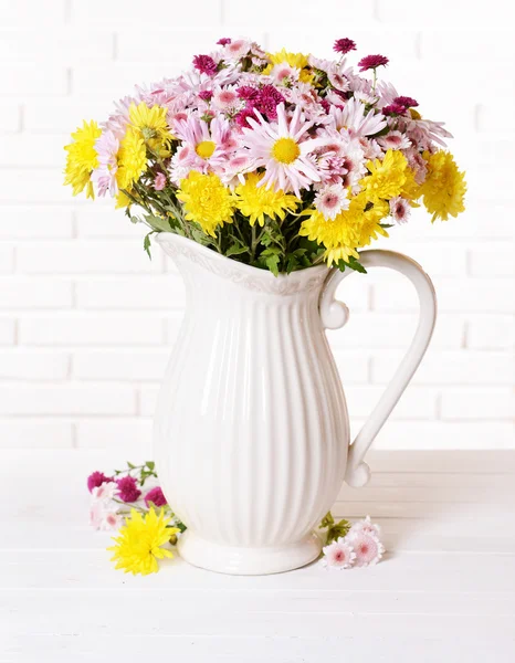 Hermosas flores en jarra —  Fotos de Stock