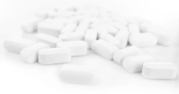 Kupie białe tabletki — Zdjęcie stockowe
