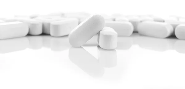 Stapel van witte pillen — Stockfoto