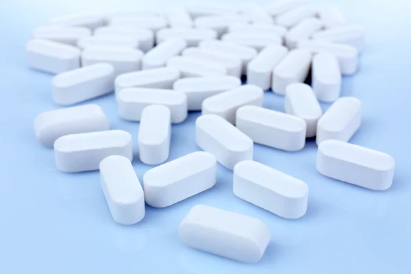 Pilha de comprimidos brancos — Fotografia de Stock