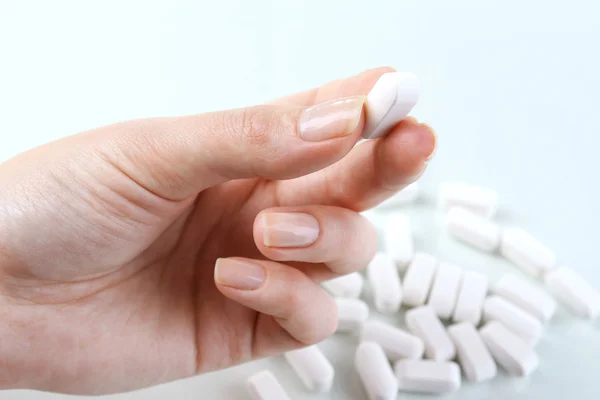 Tabletki w ręce kobiety — Zdjęcie stockowe